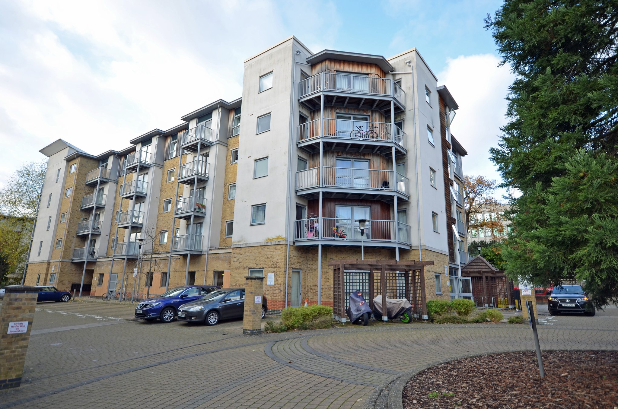 Coombe Way, FARNBOROUGH Luff & Wilkin Property Specialists